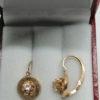 Paire de boucles d'oreilles en or rosé, ronde et sertie de pierres, 1900. – Image 3