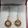 Paire de boucles d'oreilles en or rosé, ronde et sertie de pierres, 1900. – Image 4