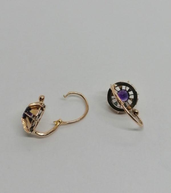 Paire de boucles d'oreilles en or rosé, au centre améthystes facettées, vers 1900-20. – Image 2