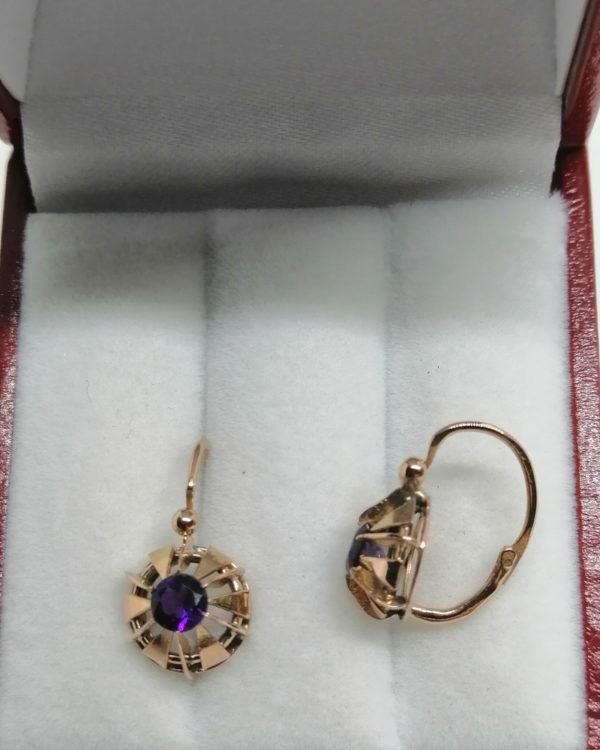 Paire de boucles d'oreilles en or rosé, au centre améthystes facettées, vers 1900-20. – Image 3