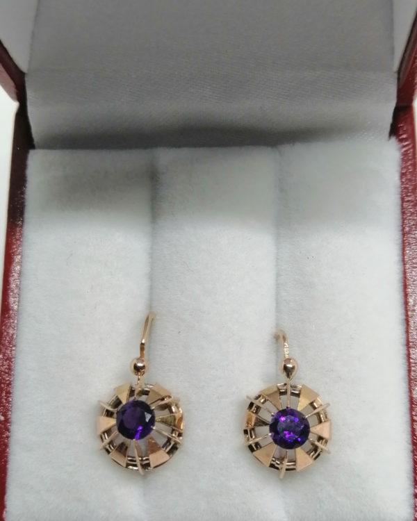 Paire de boucles d'oreilles en or rosé, au centre améthystes facettées, vers 1900-20. – Image 4