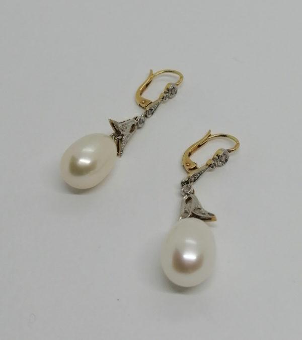 Paire de boucles d'oreilles, en or jaune et gris avec roses de diamants et perle baroque, 1930.