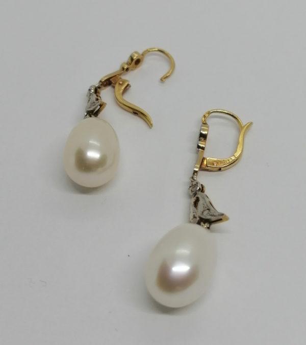 Paire de boucles d'oreilles, en or jaune et gris avec roses de diamants et perle baroque, 1930. – Image 2
