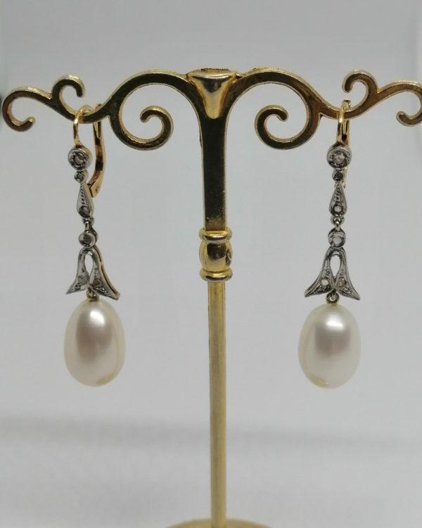 Paire de boucles d'oreilles, en or jaune et gris avec roses de diamants et perle baroque, 1930. – Image 3