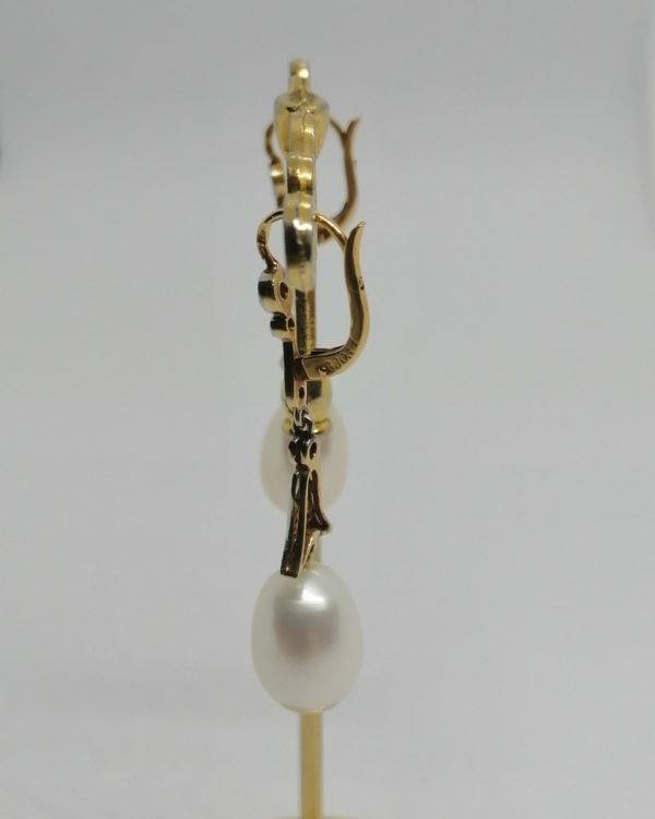 Paire de boucles d'oreilles, en or jaune et gris avec roses de diamants et perle baroque, 1930. – Image 4
