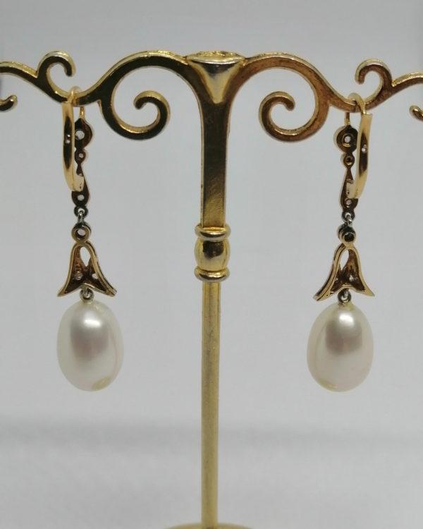 Paire de boucles d'oreilles, en or jaune et gris avec roses de diamants et perle baroque, 1930. – Image 5