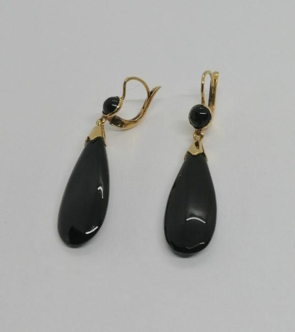 Paire de boucles d'oreilles en or jaune, pendantes avec cabochon et goutte en onyx, vers 1900-20.