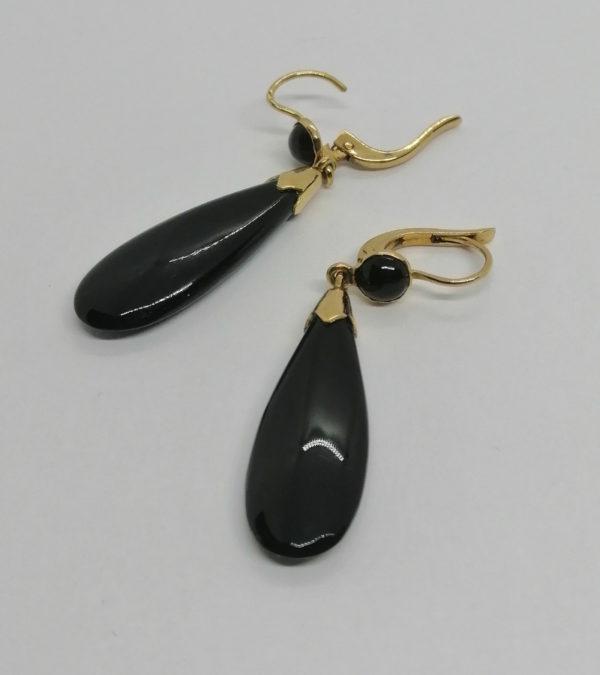 Paire de boucles d'oreilles en or jaune, pendantes avec cabochon et goutte en onyx, vers 1900-20. – Image 2