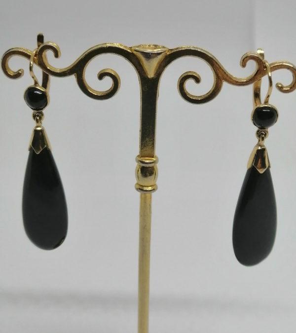 Paire de boucles d'oreilles en or jaune, pendantes avec cabochon et goutte en onyx, vers 1900-20. – Image 3