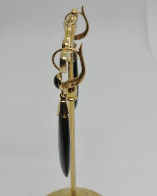Paire de boucles d'oreilles en or jaune, pendantes avec cabochon et goutte en onyx, vers 1900-20. – Image 4