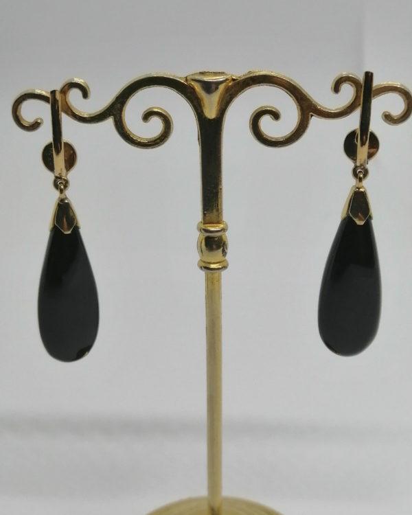 Paire de boucles d'oreilles en or jaune, pendantes avec cabochon et goutte en onyx, vers 1900-20. – Image 5