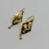 Paire de boucles d'oreilles en or jaune, demi-pendante avec motif stylisé, fin 19ième siècle.