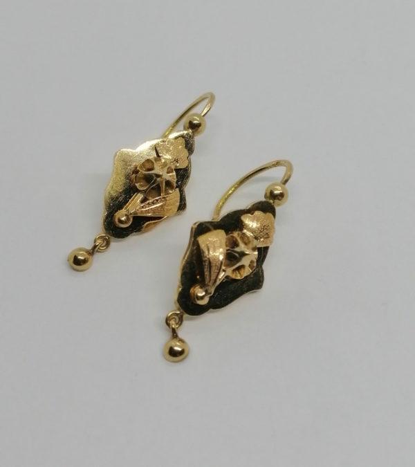 Paire de boucles d'oreilles en or jaune, demi-pendante avec motif stylisé, fin 19ième siècle.