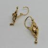 Paire de boucles d'oreilles en or jaune, demi-pendante avec motif stylisé, fin 19ième siècle. – Image 2