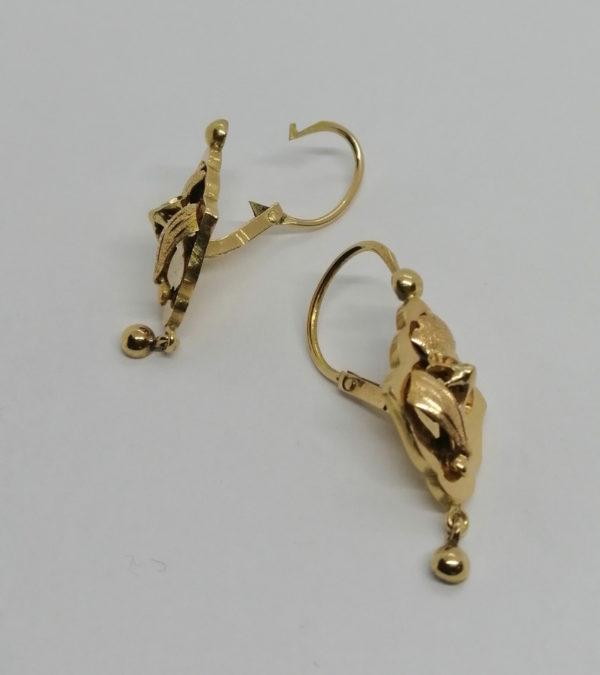 Paire de boucles d'oreilles en or jaune, demi-pendante avec motif stylisé, fin 19ième siècle. – Image 2