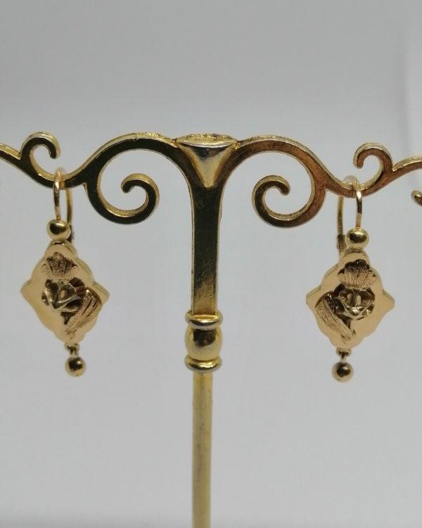 Paire de boucles d'oreilles en or jaune, demi-pendante avec motif stylisé, fin 19ième siècle. – Image 3