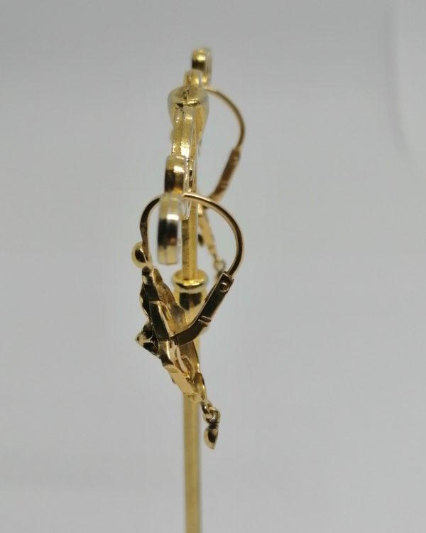 Paire de boucles d'oreilles en or jaune, demi-pendante avec motif stylisé, fin 19ième siècle. – Image 4