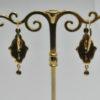 Paire de boucles d'oreilles en or jaune, demi-pendante avec motif stylisé, fin 19ième siècle. – Image 5