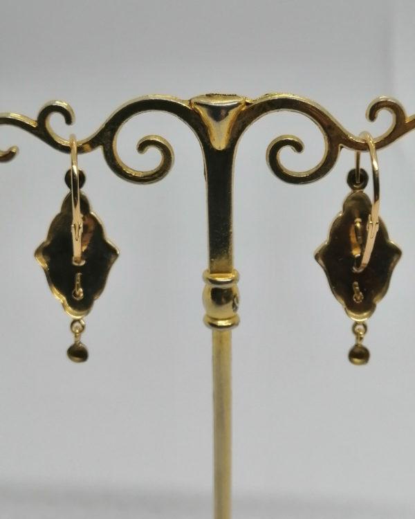 Paire de boucles d'oreilles en or jaune, demi-pendante avec motif stylisé, fin 19ième siècle. – Image 5