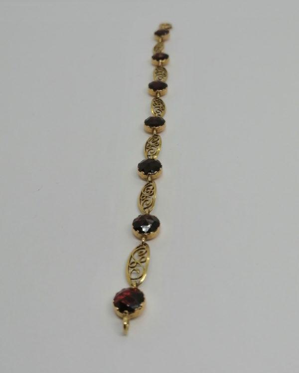 Bracelet or jaune, filigrané et sertie clos sur paillon de grenats taillés, vers 1900. – Image 3