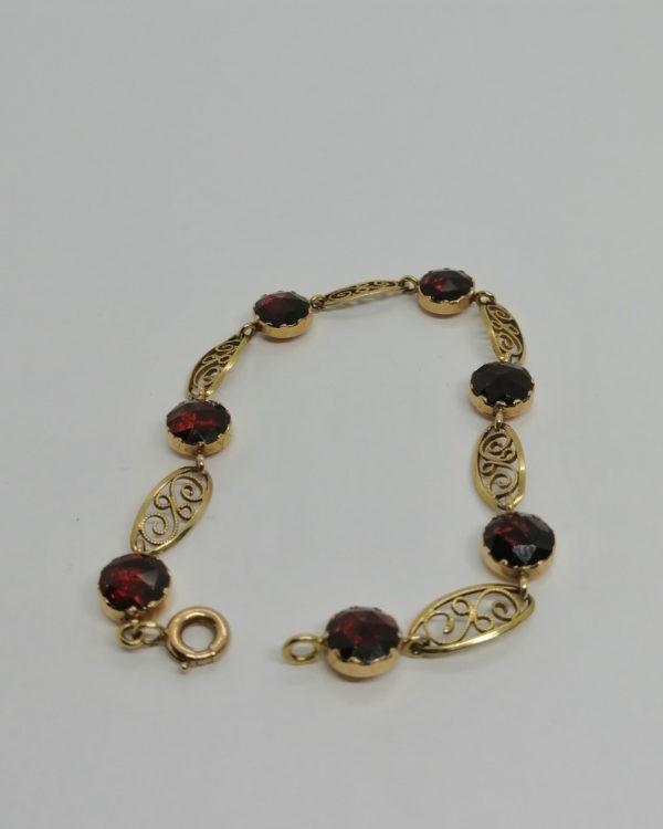 Bracelet or jaune, filigrané et sertie clos sur paillon de grenats taillés, vers 1900. – Image 4