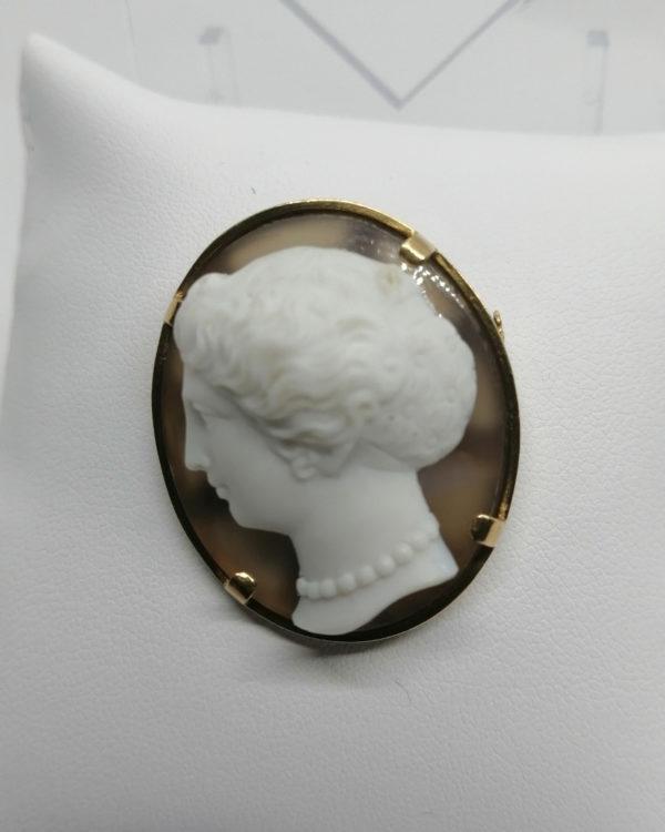 Broche or jaune, important camée sur agate, portrait femme au collier, fin 19ième siècle.