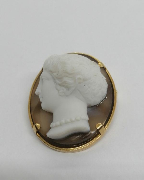 Broche or jaune, important camée sur agate, portrait femme au collier, fin 19ième siècle. – Image 2