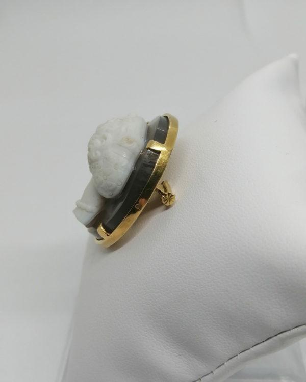 Broche or jaune, important camée sur agate, portrait femme au collier, fin 19ième siècle. – Image 3