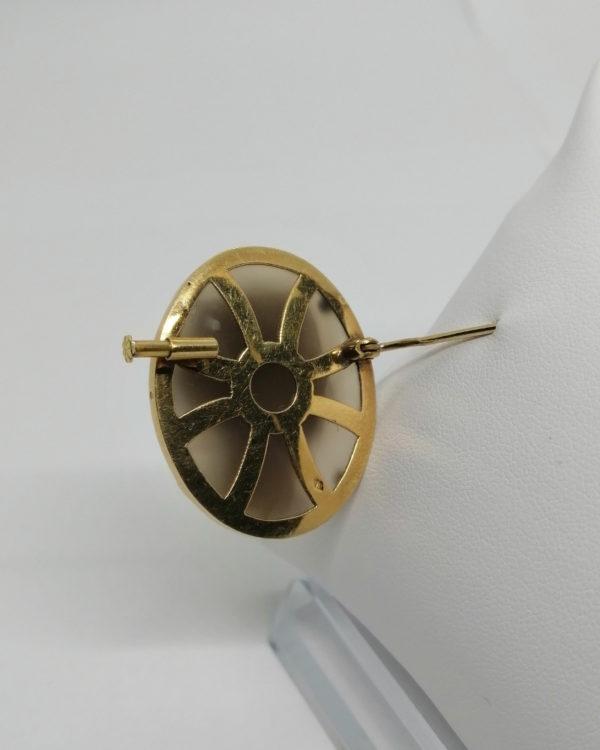 Broche or jaune, important camée sur agate, portrait femme au collier, fin 19ième siècle. – Image 4
