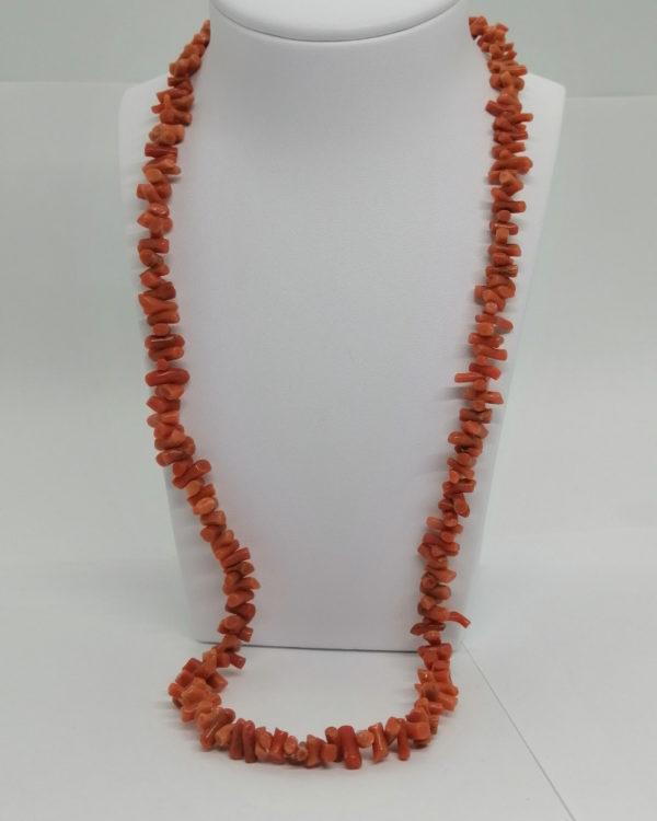 Collier or, et petits morceaux de branches de corail, vers 1900.