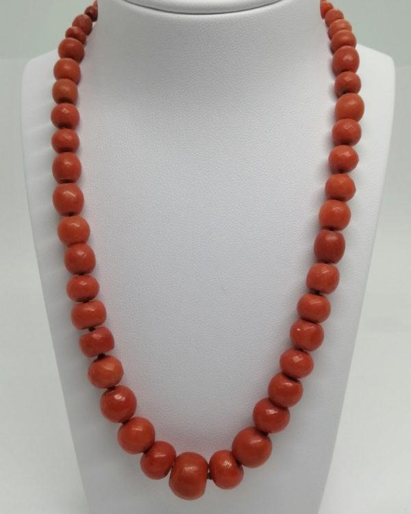Collier ras du cou, en or et boules de corail facetté, époque Charles X, vers 1820-30.