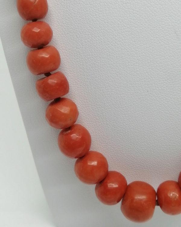 Collier ras du cou, en or et boules de corail facetté, époque Charles X, vers 1820-30. – Image 2