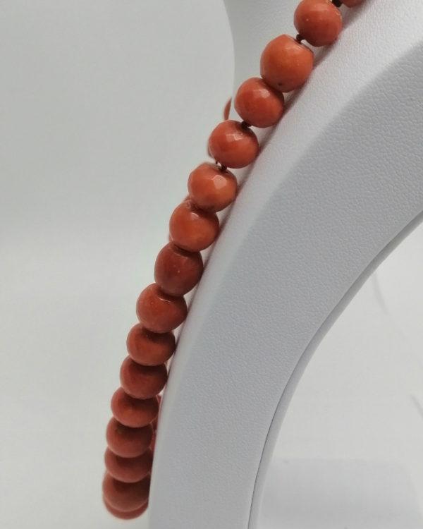 Collier ras du cou, en or et boules de corail facetté, époque Charles X, vers 1820-30. – Image 3