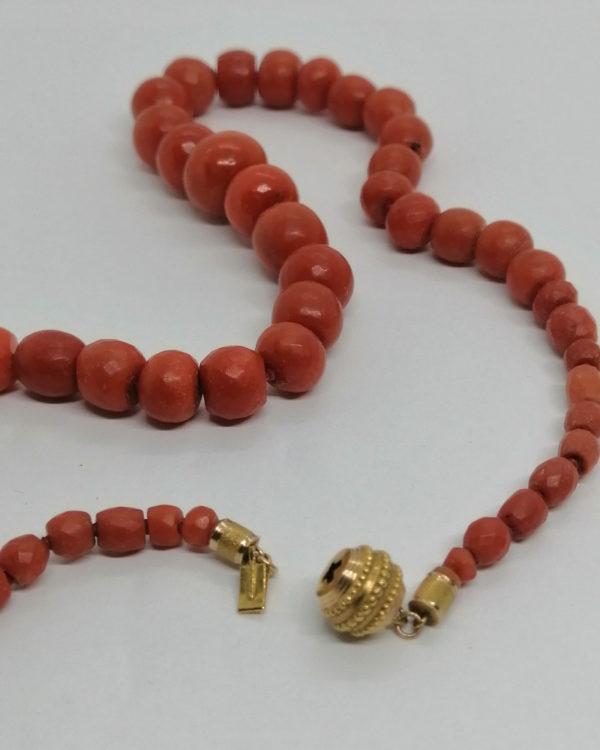 Collier ras du cou, en or et boules de corail facetté, époque Charles X, vers 1820-30. – Image 4
