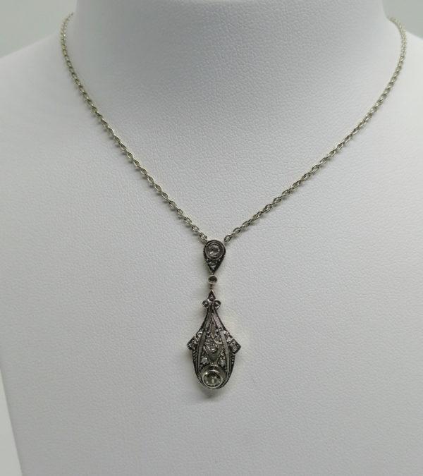 Collier en or jaune et gris, avec pendant ajouré et pavage de diamants, vers 1920-25, Art Déco.