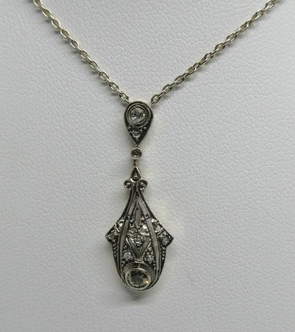 Collier en or jaune et gris, avec pendant ajouré et pavage de diamants, vers 1920-25, Art Déco. – Image 2