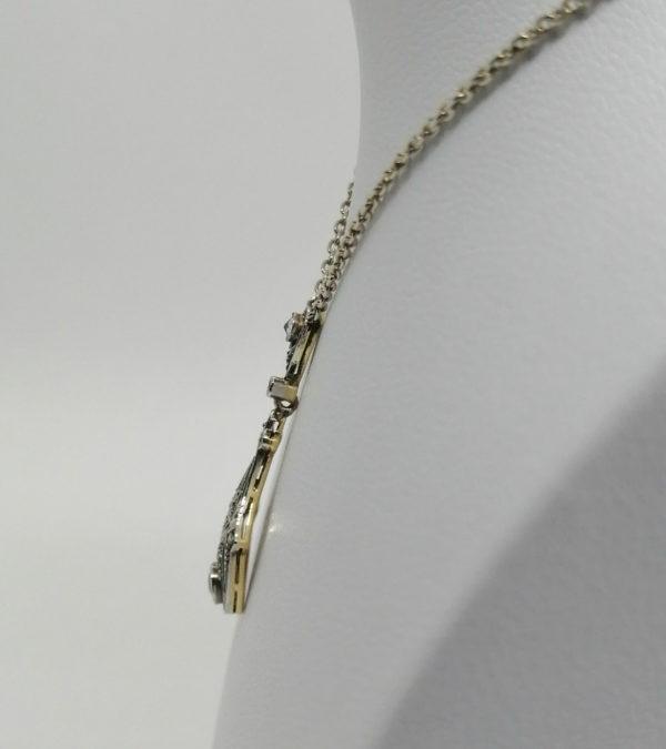 Collier en or jaune et gris, avec pendant ajouré et pavage de diamants, vers 1920-25, Art Déco. – Image 3