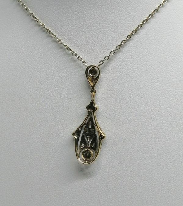 Collier en or jaune et gris, avec pendant ajouré et pavage de diamants, vers 1920-25, Art Déco. – Image 4