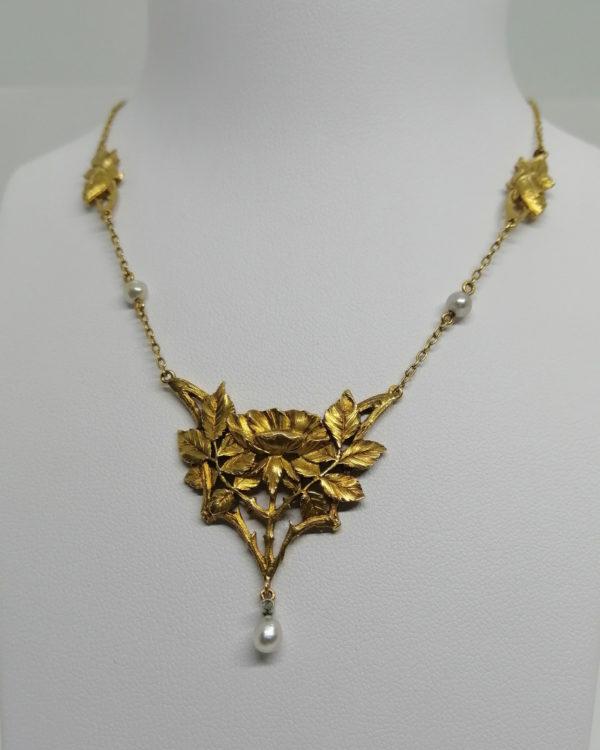 Collier or jaune, modèle typique de l'Art Nouveau, motifs de roses trémières, perles fines, vers 1890-1910.