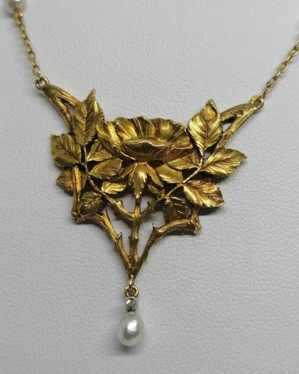 Collier or jaune, modèle typique de l'Art Nouveau, motifs de roses trémières, perles fines, vers 1890-1910. – Image 2