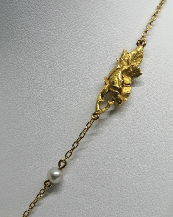 Collier or jaune, modèle typique de l'Art Nouveau, motifs de roses trémières, perles fines, vers 1890-1910. – Image 3