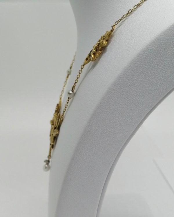 Collier or jaune, modèle typique de l'Art Nouveau, motifs de roses trémières, perles fines, vers 1890-1910. – Image 4