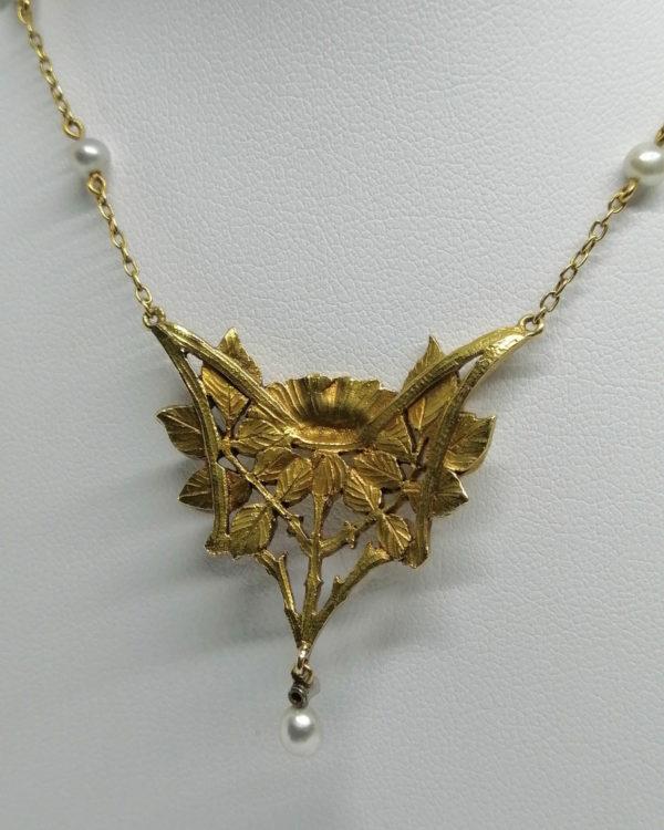 Collier or jaune, modèle typique de l'Art Nouveau, motifs de roses trémières, perles fines, vers 1890-1910. – Image 5