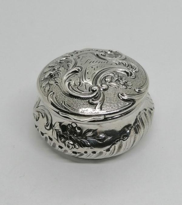 Petite boîte à pilules ronde, motifs floraux et rocailles, 1900 Art Nouveau.