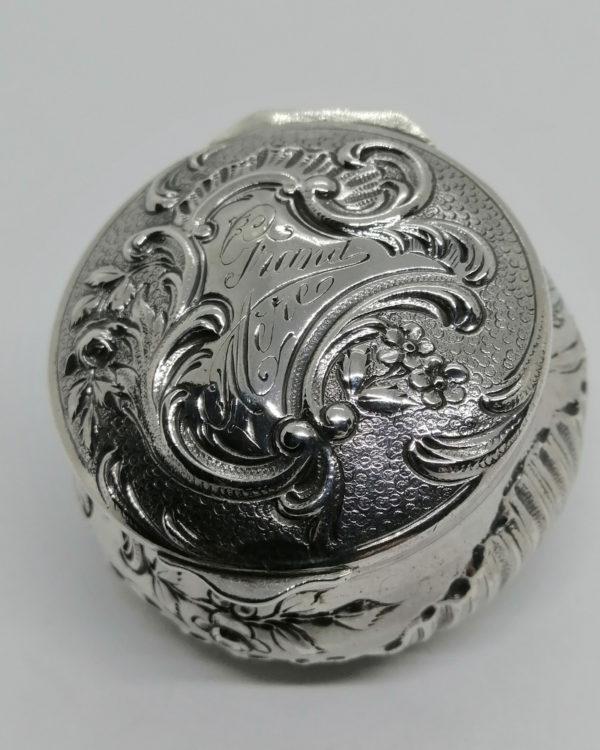 Petite boîte à pilules ronde, motifs floraux et rocailles, 1900 Art Nouveau. – Image 2