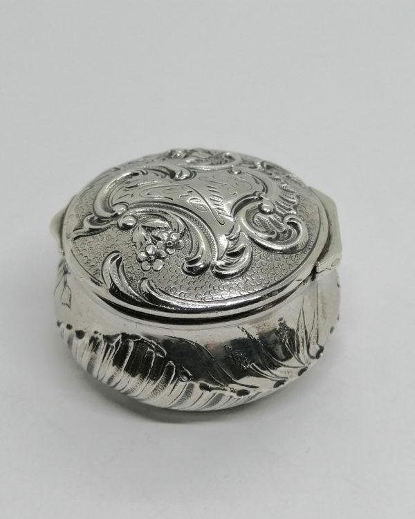 Petite boîte à pilules ronde, motifs floraux et rocailles, 1900 Art Nouveau. – Image 3