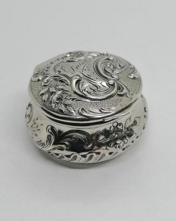 Petite boîte à pilules ronde, motifs floraux et rocailles, 1900 Art Nouveau. – Image 4