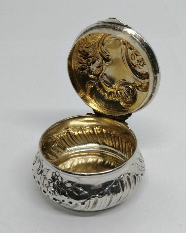Petite boîte à pilules ronde, motifs floraux et rocailles, 1900 Art Nouveau. – Image 5