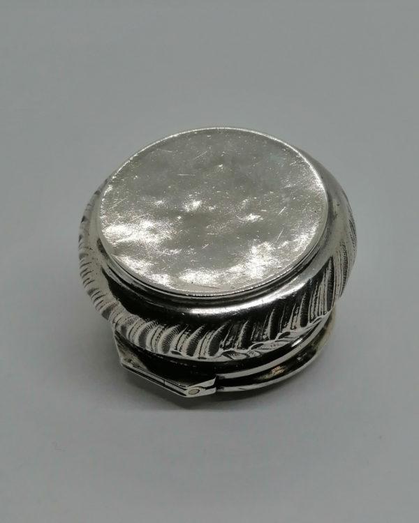 Petite boîte à pilules ronde, motifs floraux et rocailles, 1900 Art Nouveau. – Image 6