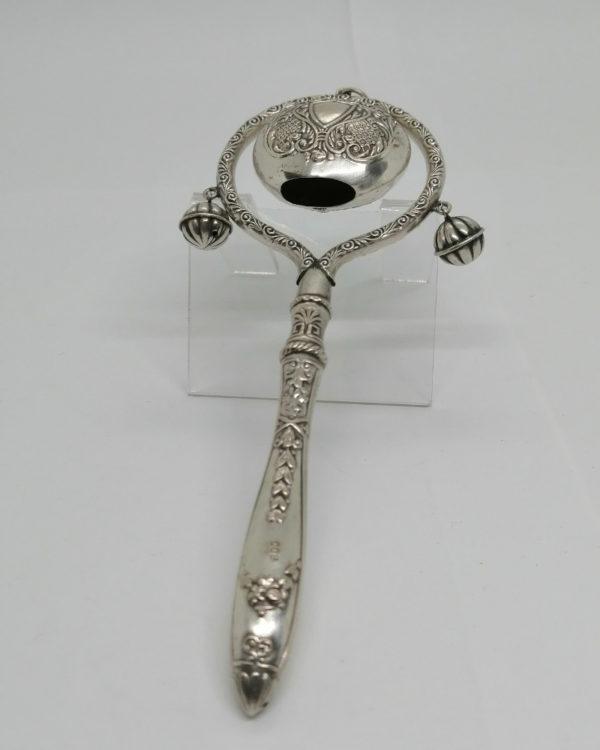 Hochet bébé à manche, avec décor floral, grelots et cloche, fin 19ième siècle.